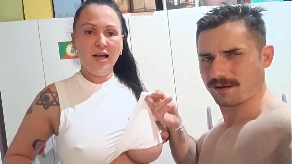 Milf libera a buceta para os novinhos pauzudos na casa de swing