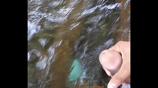 Masturbandome en el rio