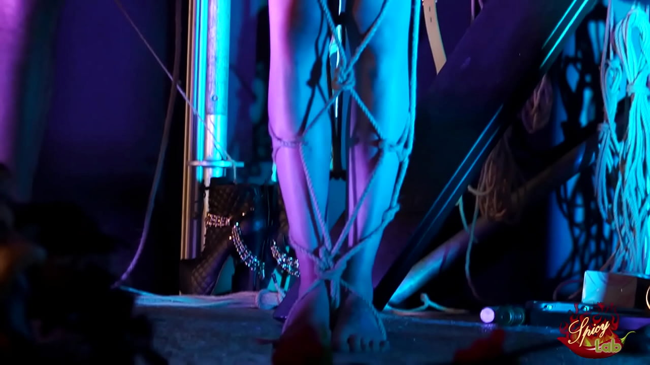 Espectáculo de bondage en el escenario para Yukikon y Ama Monica
                   bondage slave mistress sadomaso domina liveshow ties shibari seb salon erotico 50 sfumature di grigio erotic festiva muchos negros