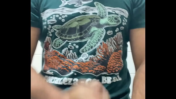 UM TES&Atilde;O NO BANHEIRO DO SERVI&Ccedil;O