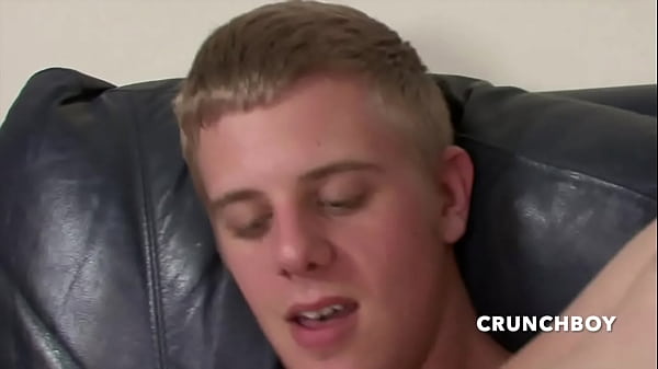 Um rapaz de 20 anos penetra analmente seu amigo gay e ejacula dentro dele inesperadamente.