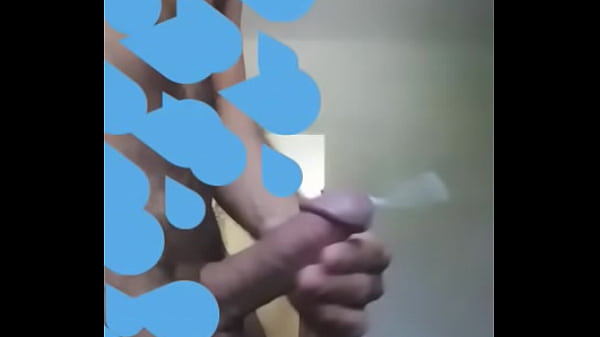 Maduro se masturba con dos dedos y eyacula