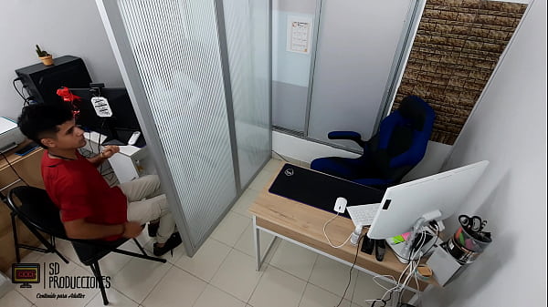 Download Video - Mi jefe nos descubre follando en su oficina