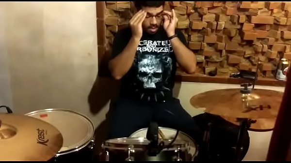 Moreno com 2 paus na mão