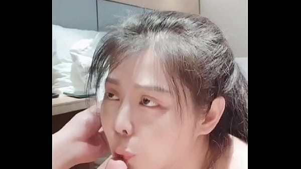 Shenzhennvm Extreme deep throat/saliva stringing/tears and snot/mouth canal deep throat Chinese extreme deepthroat blowjob [People's photos and original voice] I won't let the chain down.