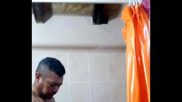 Toño bañandose y masturbandose