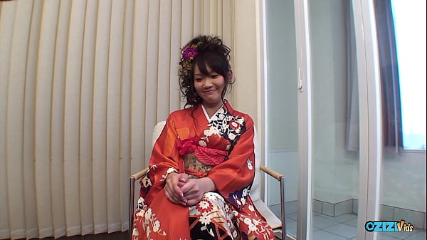 Lovely geisha looking Asian babe flashes her cunt and signs up for a pussy rub