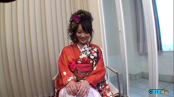 Lovely geisha looking Asian babe flashes her cunt and signs up for a pussy rub