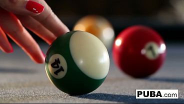 Un solo torride sur une table de billard avec la starlette asiatique sexy Mia Lelani