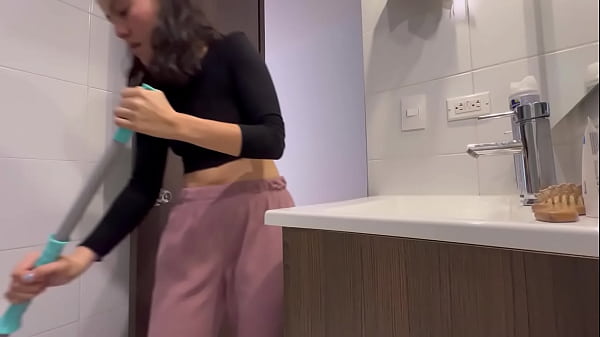 Download Video - La empleada de mi esposo me toca en el ba&ntilde;o y en la noche me pega su culo de lesbiana rica&comma; cuando mi marido no esta&period;&period;&period;