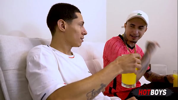 Download Video - Maloqueiro mamando o piroc&atilde;o do amigo novinho