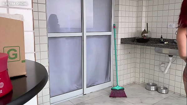 I called this maid who has a big ass, look how horny, she twerked for me