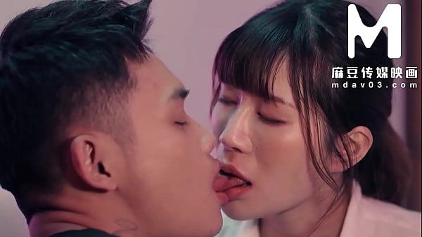 ModelMedia Asia - Lip-to-lip exchange of love