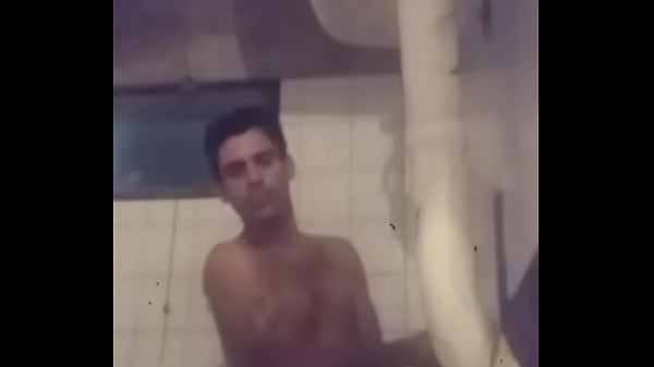 Se pajea cuando su mujer no está y manda su vid...