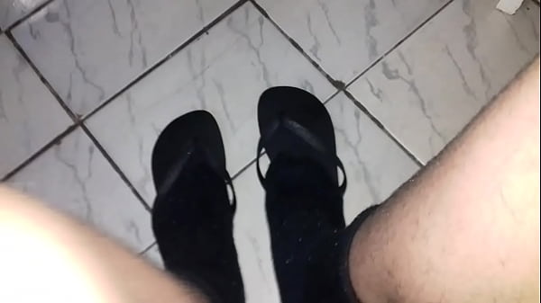 Que tal usar meias pretas com Havaianas também ...