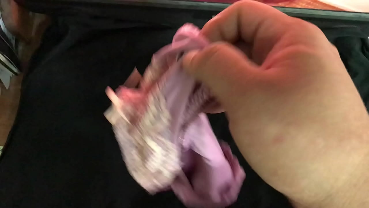 Tomada en la ropa interior de algodón rosa y violeta original, huele mucho a orina y es muy cómodo limpiar el glande en la parte inferior.
                   cum panty soloboy muchos negros