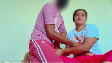 隣のおばさんのマンコガールを遊びの口実で呼んで、彼女の口にチンポを入れたところ、女の子もファックを手伝ってくれた。