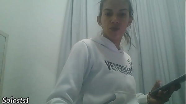 Tranny cumming in her room on cam
