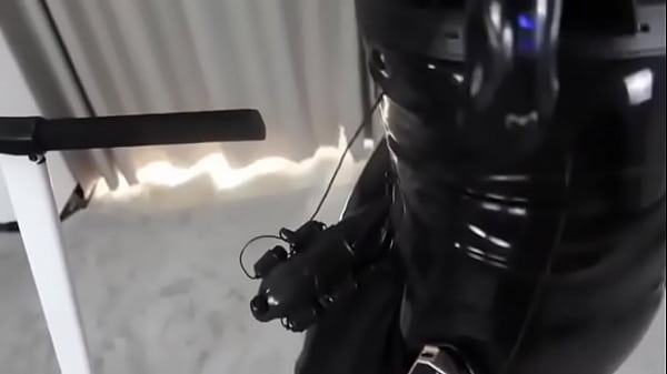 Trans Latex Bondage Sur Tapis Roulant
