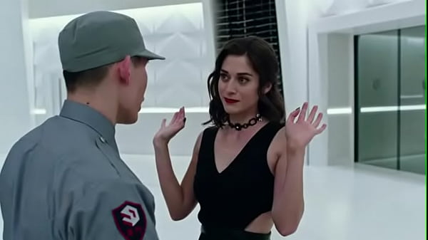 Lizzy Caplan Bra Scène De Tu Me Vois Maintenant 2