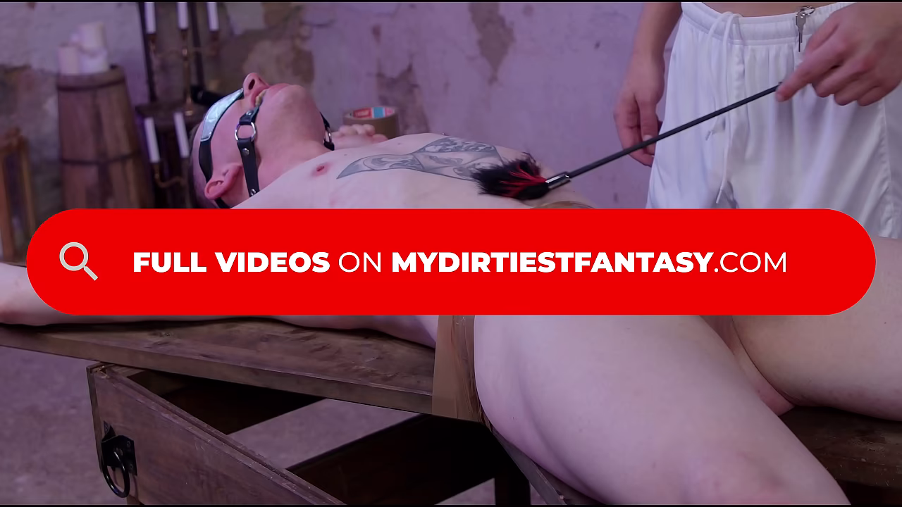 Jóvenes delgados y afeminados, control dominante pervertido, BDSM, saliva, semen y provocación con la castidad en una escena fetichista sucia.
                    spit submissive bdsm fetish slim dom twinks spunk kink chastity muchos negros