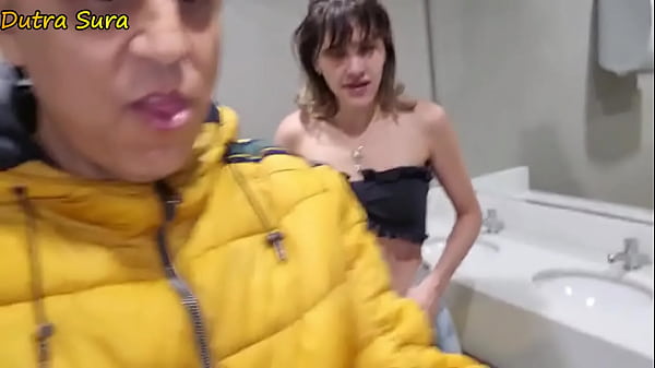 Fui no banheiro masculino da lanchonete, encont...