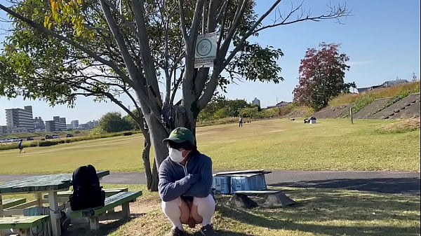 Download Video - ニーハイ女装子まゆちゃんが広い公園で遠くに人がいるのに服の前をはだけてなにも着けてないはだかをさらして露出プレイを楽しんでいる