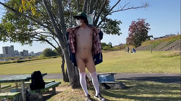 ニーハイ女装子まゆちゃんが広い公園で遠くに人が...