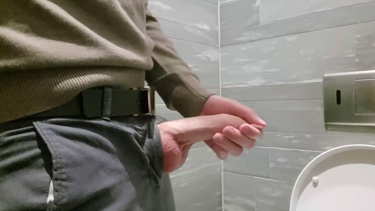 Corriéndose en el centro comercial. Masturbándose en un baño público.
                   homemade solo public exhibitionist cumload young man uncut cock muchos negros