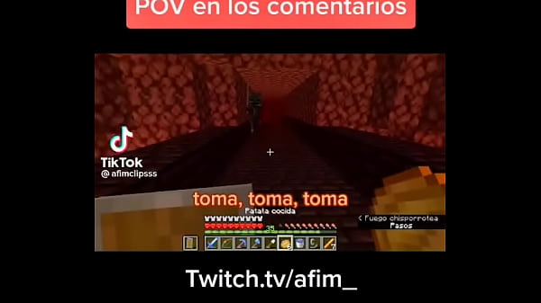 negro venezolano sigue a una hermosa chica blanca