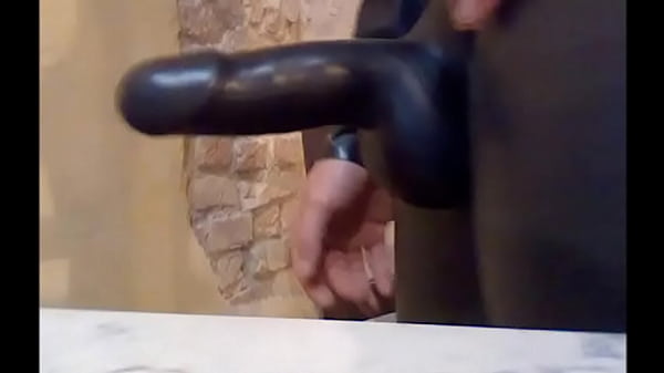 Latexitaly Porte Du Latex Et Joue Avec Sa Bite En Caoutchouc