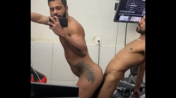 Engolindo a pica toda do meu vizinho