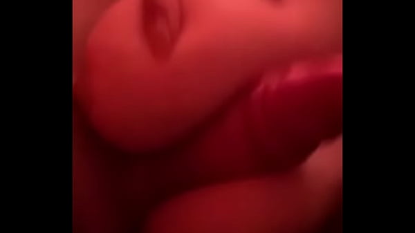 Barátnőm cicivel veri ki nekem, miközben mély torokban szop