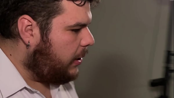 TWINK BATENDO UMA PUNHETA NA HORA DO EXPEDIENTE