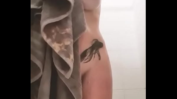 Petit extrait de la vidéo du mercredi. Une bonne douche après le sport. Tu ...