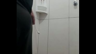 dotado, gostoso, pausudo, mijando e falando com as amigas.