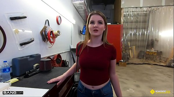 Straßenrand - vollbusige Blondine fickt Mechaniker, um die Rechnung zu bezahlen