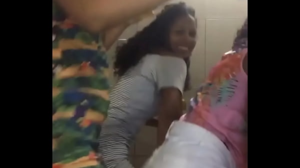 Minhas amigas grava v&iacute;deo  dan&ccedil;ando pra mim enquanto eu bato uma
