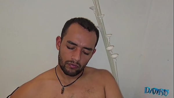 Noite de filme virou suruba na sala de estar