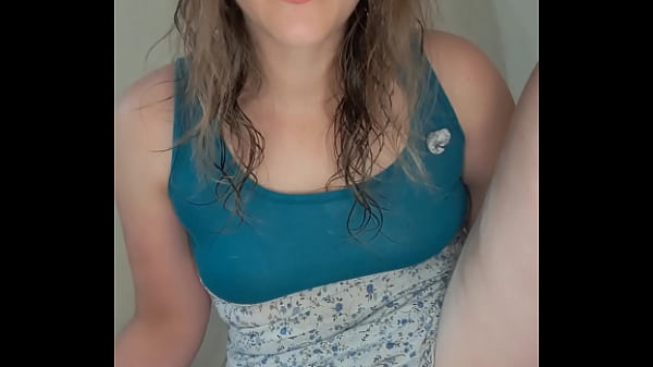Download Video - Caliente rubia toc&aacute;ndose y jugando con su co&ntilde;o y usa grande consolador para luego correrse