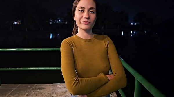 Download Video - HABL&Eacute; CON UNA CHICA EXTRA&Ntilde;A Y QUEDAMOS ENCONTRARNOS EN MI HABITACI&Oacute;N PARA VER UNA PEL&Iacute;CULA