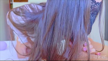 オイルを塗ったラテン系美女の白いTバック姿の揺れるお尻 - POVリバースカウガールバットジョブ 4K60