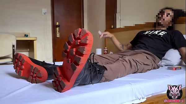 Download Video - Trailer &colon; Lek fuma e ganha lambida nos p&eacute;s