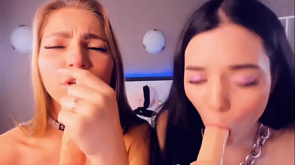 Heiße Russische Mädchen Lutschen Einen Dildo