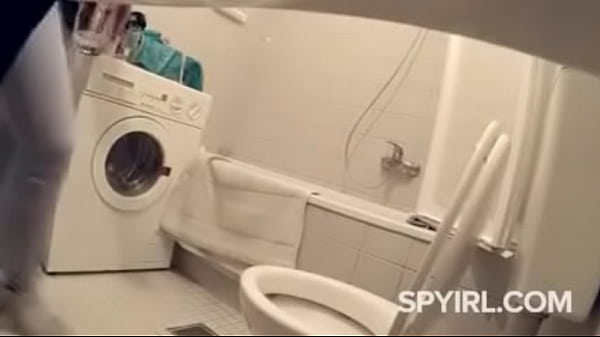 Caméra Espion. Filles Pissant Dans La Salle De Bain