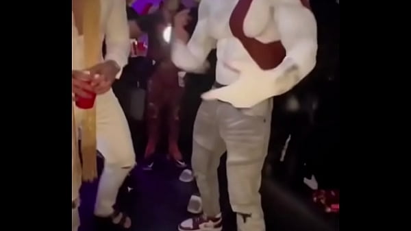 Kratos bailando con música de Bad bunny de fondo