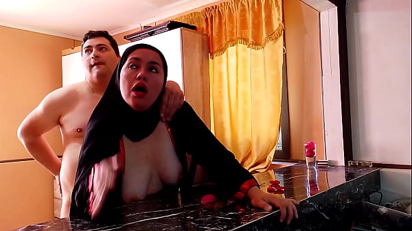 Download Video - Tener sexo sobre una mesa de cocina con una mujer que lleva hiyab
