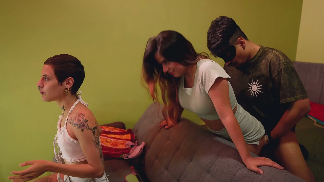 Mi hermanastro cachondo no me respeta, se folla a todas mis amigas