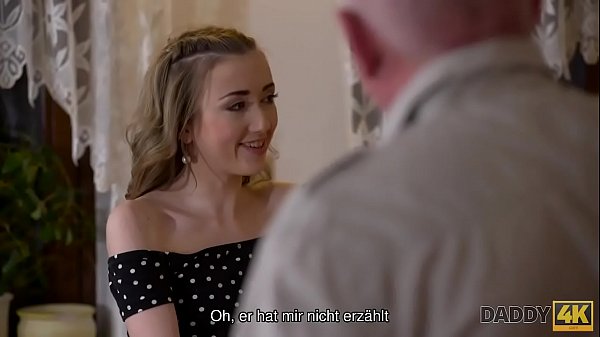 Download Video - DADDY4K&period; Fat Bald Senior erh&auml;lt einen Blowjob von einem herausragenden Model