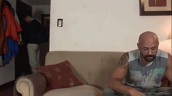 Download Video - Paiz&atilde;o musculoso tatuado e marrento fode rapazote alto com muito carinho&period; &sol; Muscle and twink&period;